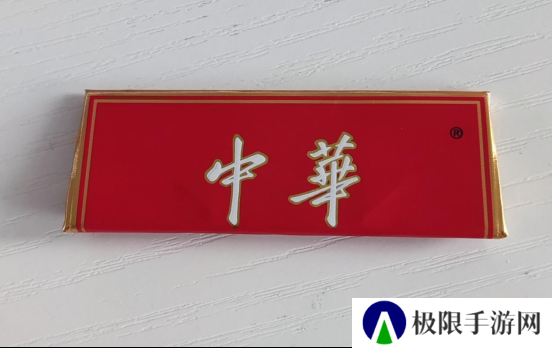 奥特曼卡和萝卜刀已经过时了，现在烟卡才是小孩哥的硬通货