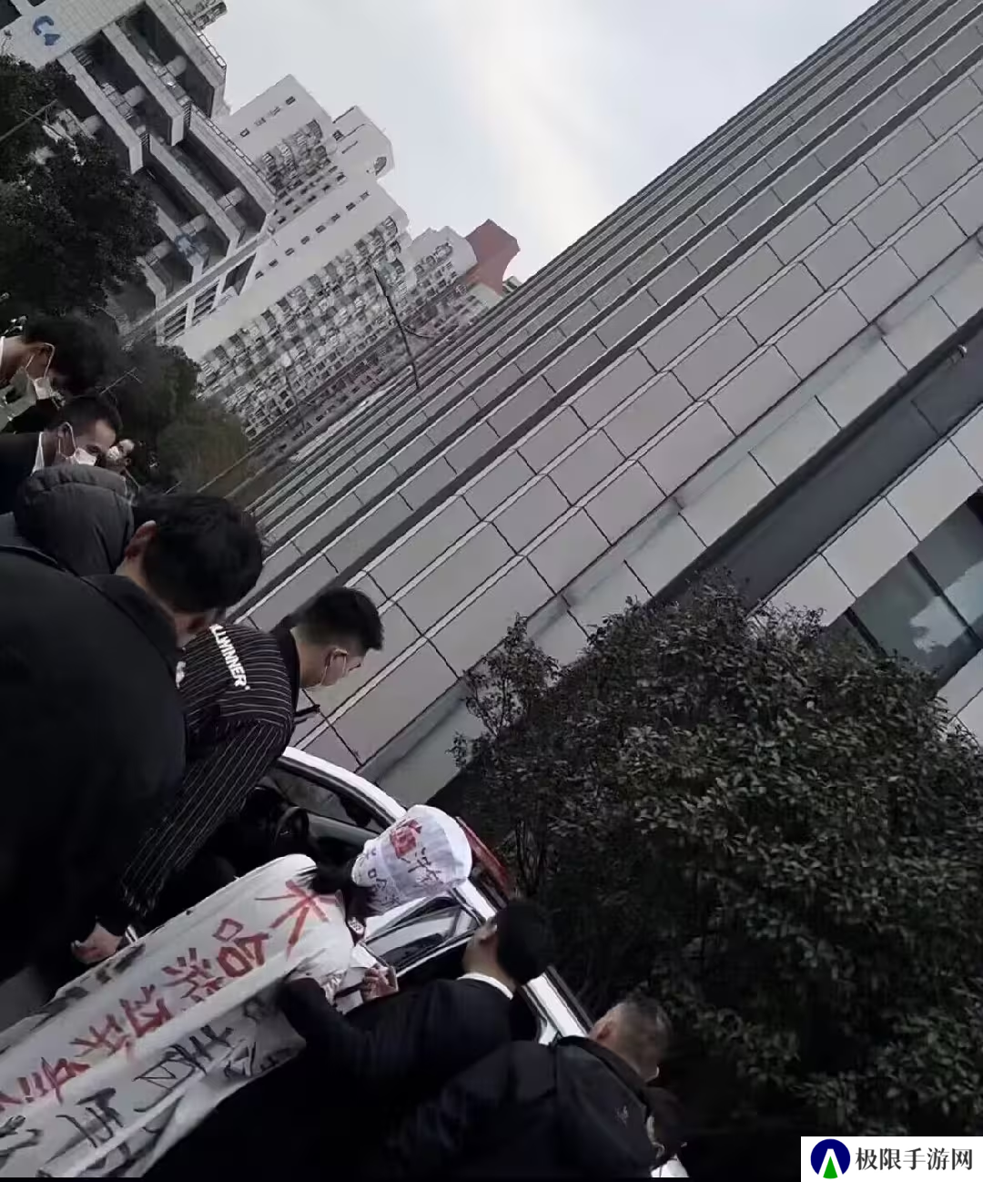 开年吃瓜：未成年乱充原神，单亲母亲上门要求米哈游退款！